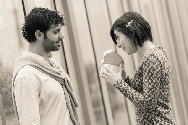 Romantisches junges Paar mit Geschenk für sie — Stockfoto