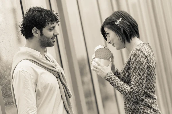 Romantic Young Couple with Gift for Her — Stock Photo, Image