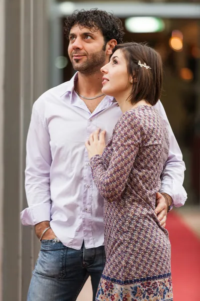 ロマンチックな若いカップルは、外を見る — ストック写真