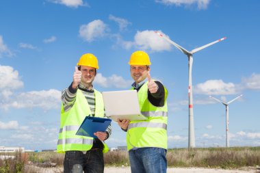 Rüzgar jeneratör ile teknisyen mühendis başparmak yukarıya