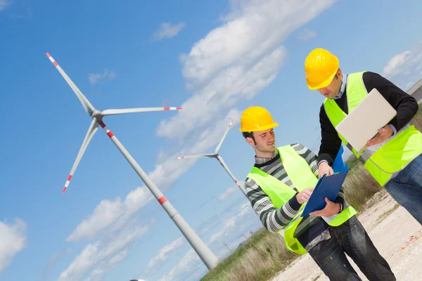 Två ingenjörer i ett vindkraftverk på turbin — Stockfoto