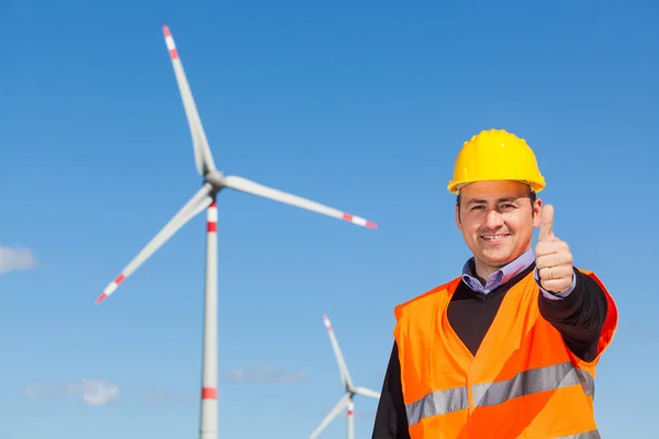 Ingenieros técnicos pulgares hacia arriba con generador de energía eólica — Foto de Stock