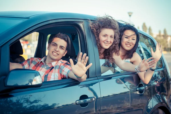 Jungen und Mädchen im Auto auf dem Weg in den Urlaub — Stockfoto