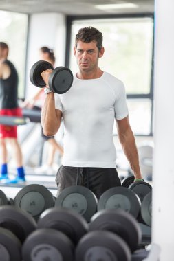 erkek spor salonunda ağırlık kaldırma