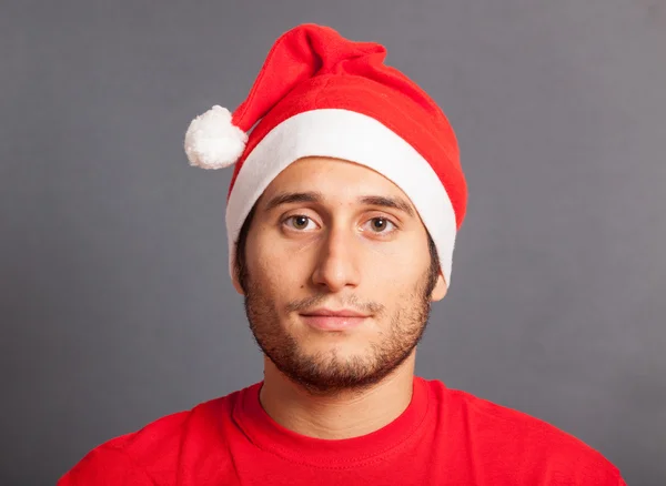 Junger Mann mit Weihnachtsmütze — Stockfoto