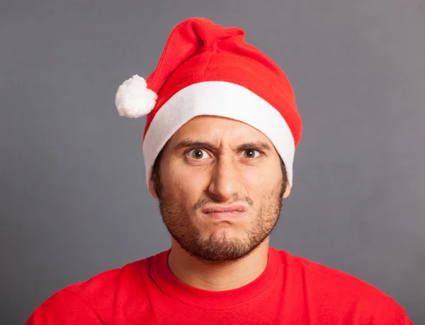 Junger Mann mit Weihnachtsmütze — Stockfoto