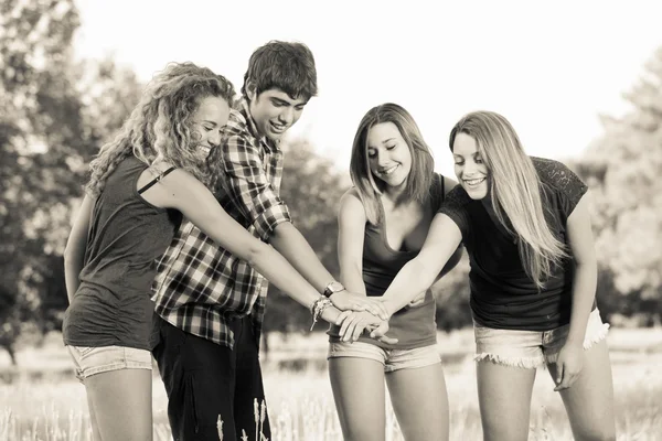 Csoport, a tizenévesek és a kezét a verem — Stock Fotó