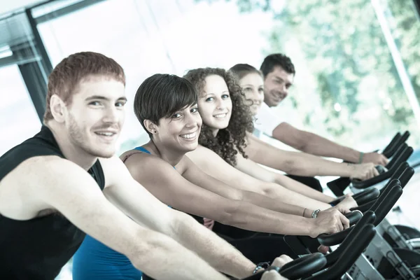 Grupy rowerowej w siłowni — Zdjęcie stockowe