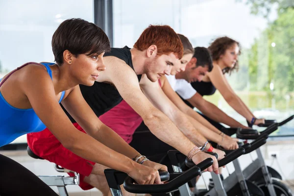 Grupo de ciclismo en el gimnasio — Foto de Stock