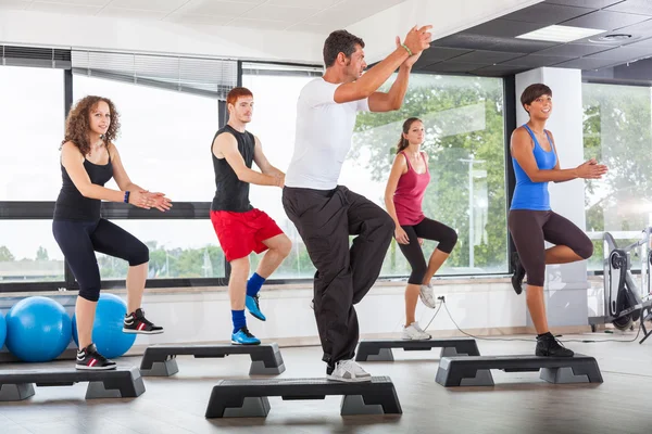 bir spor salonunda aerobik sınıfı