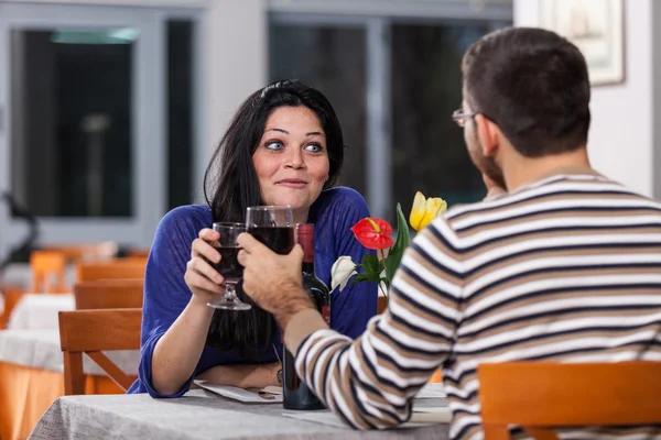 Романтическая молодая пара в ресторане — стоковое фото