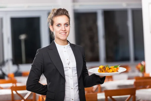 Yemekleri holding restoranında garson — Stok fotoğraf