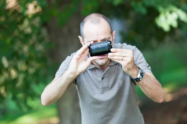 Adam alarak fotoğraf ile hareket eden telefon — Stok fotoğraf