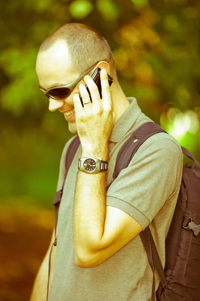Homme avec téléphone portable à Park — Photo