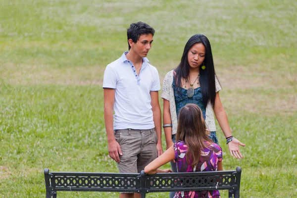 Grupo de Adolescentes Falando no Parque — Fotografia de Stock