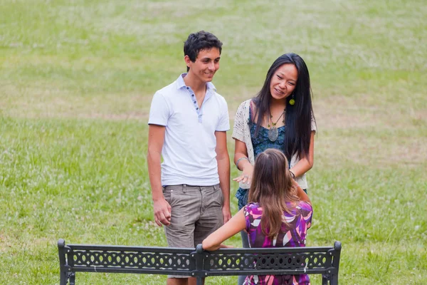 Groupe d'adolescents parlant au parc — Photo