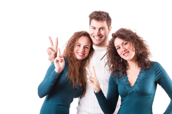 Tři happy přátelé ukazuje znamení vítězství — Stock fotografie