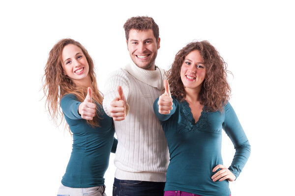 Три счастливых друга с поднятыми пальцами
