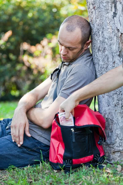 Pickpocket in Action at Park — Stock Photo, Image