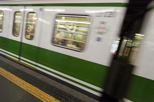 Tren subterráneo, efecto de desenfoque de movimiento — Foto de Stock