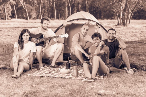 Gruppen för camping och sjunger — Stockfoto