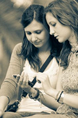 iki güzel kadın ile mobil ileti gönderme