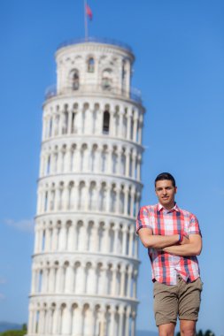 genç çocuk leaning tower Pisa ile poz