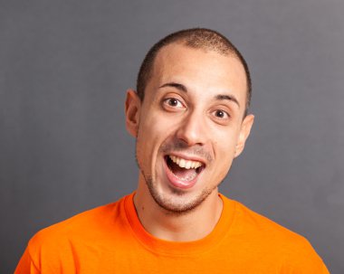 gri zemin üzerine genç adam portresi