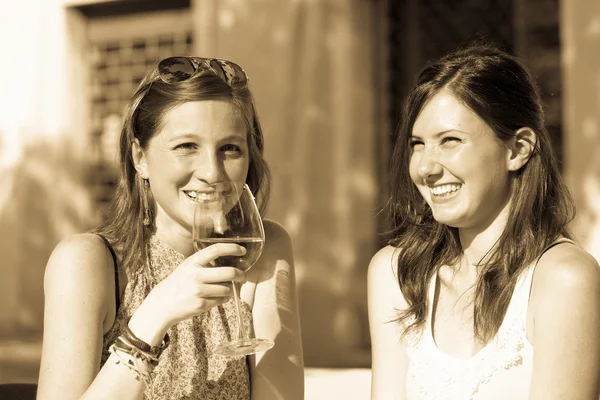 Dos mujeres jóvenes con una bebida fría — Foto de Stock