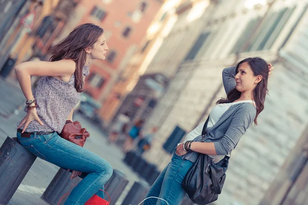 Coppia di donne in città — Foto Stock