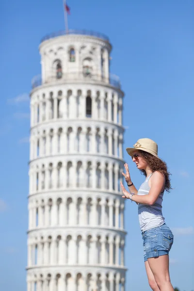 Jovem com Torre Inclinada de Pisa — Fotografia de Stock