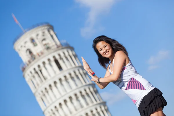 Kinesisk flicka med lutande tornet i pisa — Stockfoto