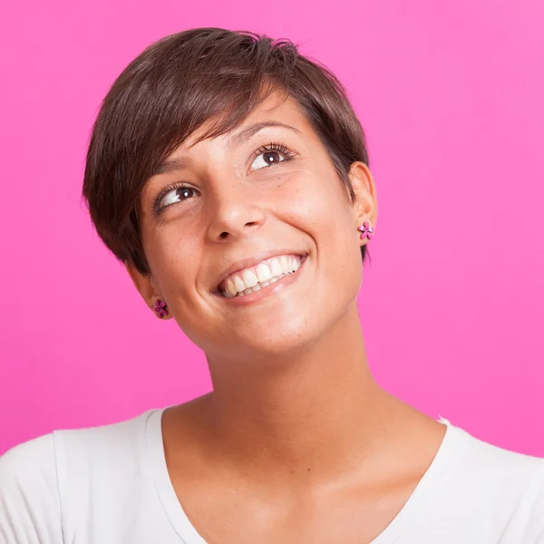 Schöne junge Frau Porträt auf Fuchsia Hintergrund — Stockfoto