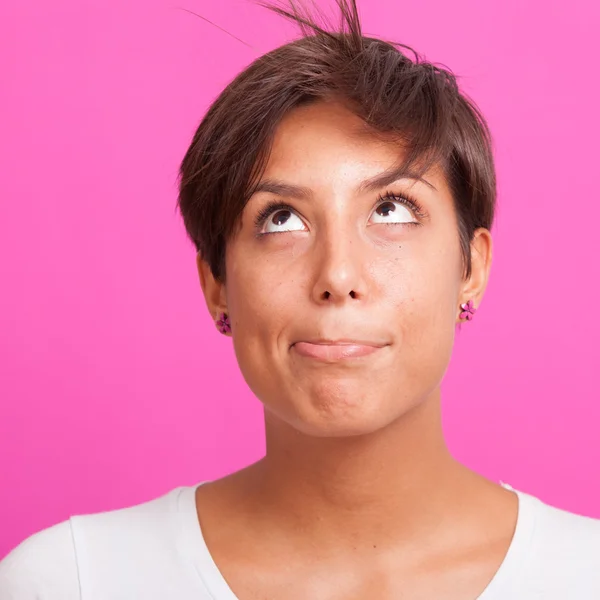 Mooie jonge vrouw portret op fuchsia achtergrond — Stockfoto