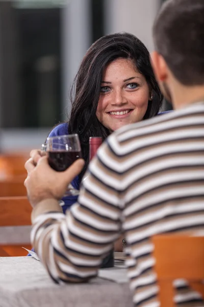 Романтическая молодая пара в ресторане — стоковое фото