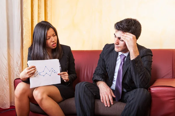 Triste pareja de negocios en el sofá — Foto de Stock