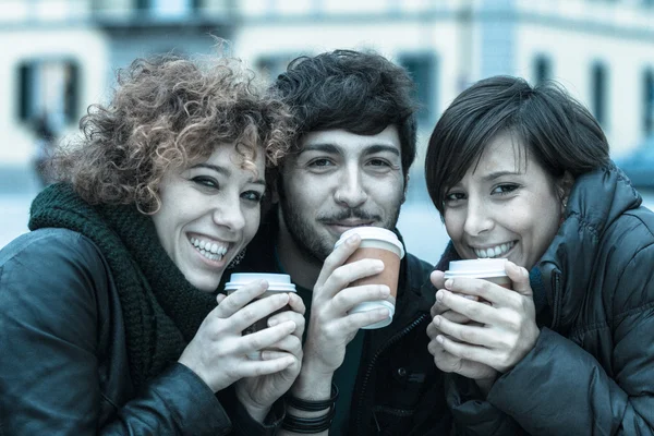 Kışın sıcak bir içecek ile arkadaş grubu — Stok fotoğraf