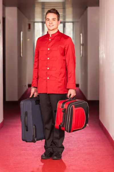 Bellboy med resgods i korridoren — Stockfoto