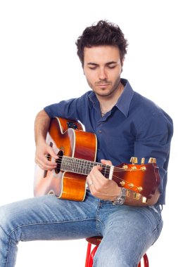 Gitar çalan genç adam