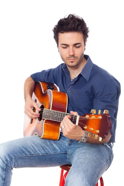 Ung man spelar gitarr — Stockfoto