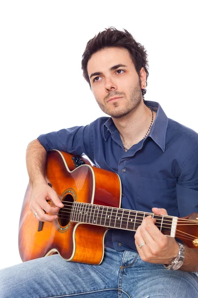 Gitar çalan genç adam