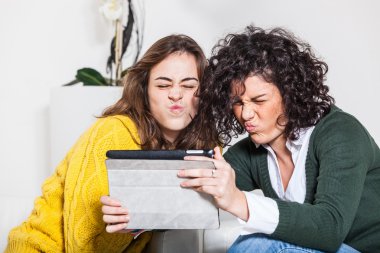 iki güzel kadın portresi ile dijital tablet alarak