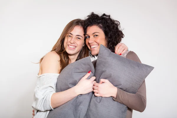 Deux belles femmes avec oreiller dans la chambre — Photo