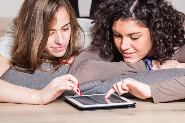 Två vackra kvinnor med TabletPC i sovrummet — Stockfoto