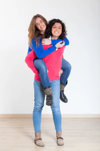 Twee mooie vrouwen samen — Stockfoto