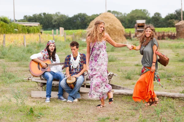 Gruppo Hippie che suona musica e balla all'aperto — Foto Stock