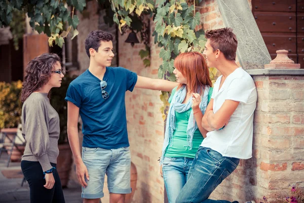 Grupo de adolescentes afuera — Foto de Stock