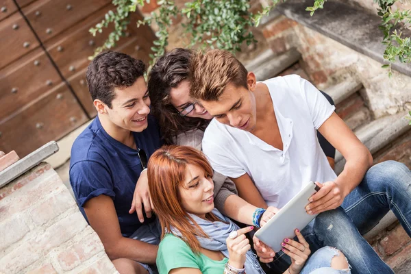 Gruppe Teenager-Freunde mit Tablet-PC — Stockfoto