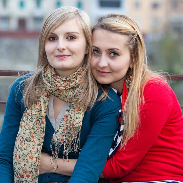 포용의 폴란드어 여자 두 개 — 스톡 사진