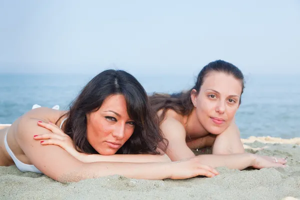 Duas mulheres jovens banhos de sol — Fotografia de Stock